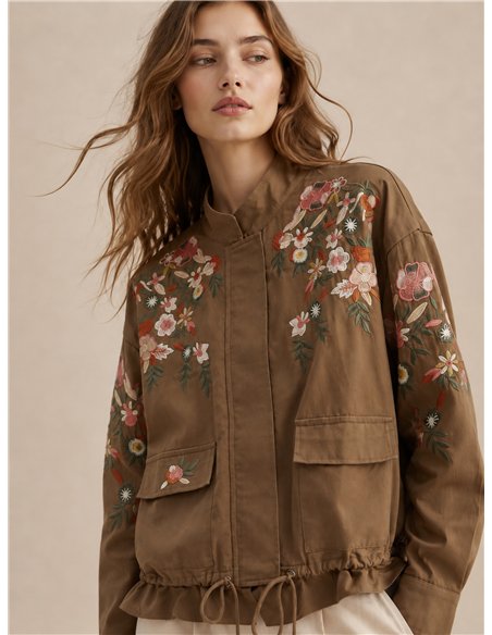 Jacke mit Blumenstickerei und gerafftem Saum