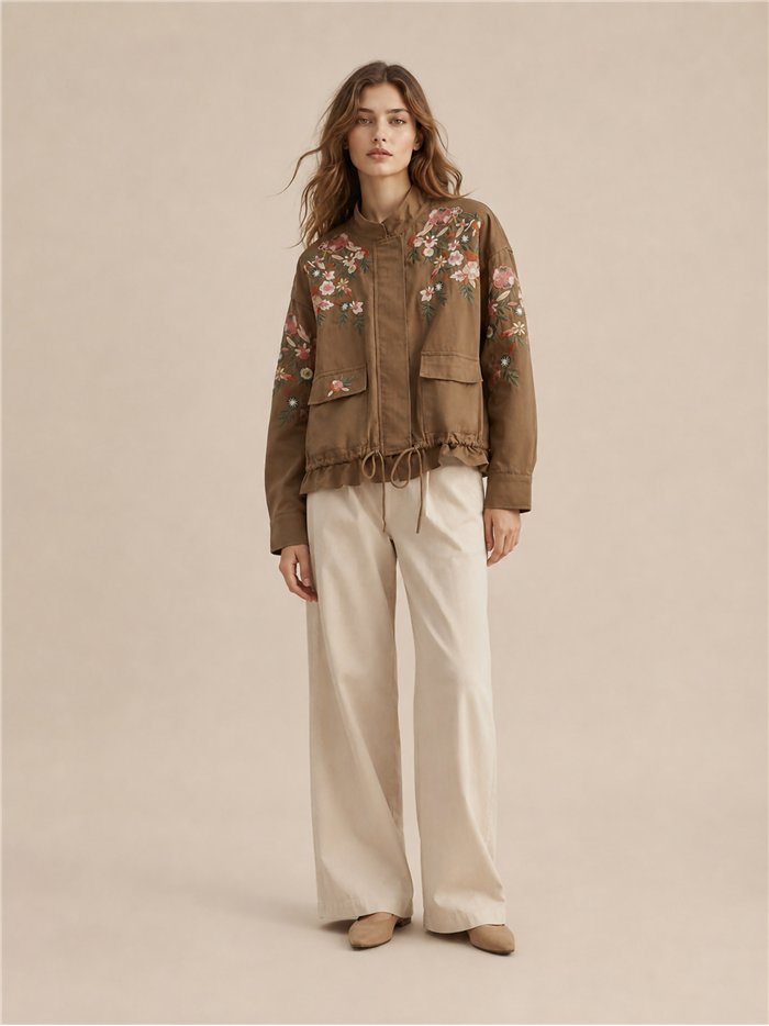 Jacke mit Blumenstickerei und gerafftem Saum