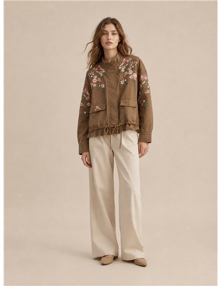 Jacke mit Blumenstickerei und gerafftem Saum