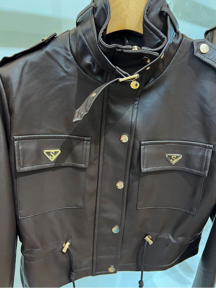 Chaqueta corta efecto piel bolsillos