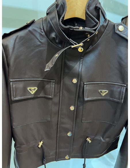 Chaqueta corta efecto piel bolsillos