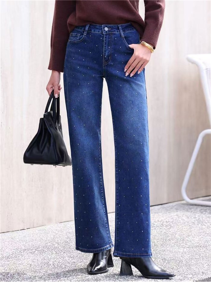 Calça jeans de perna larga com tachas