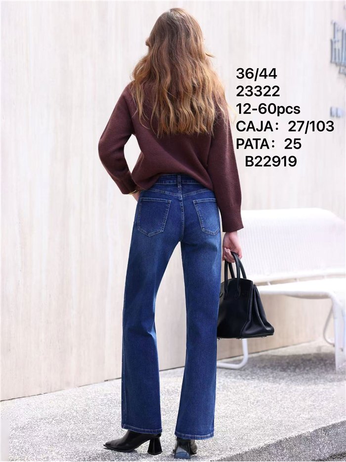 Calça jeans de perna larga com tachas