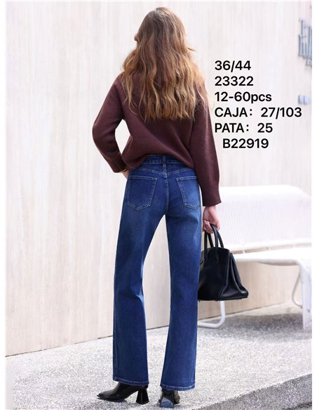 Calça jeans de perna larga com tachas