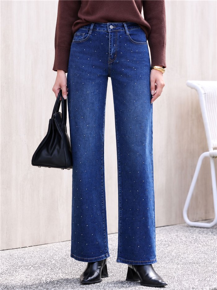 Calça jeans de perna larga com tachas