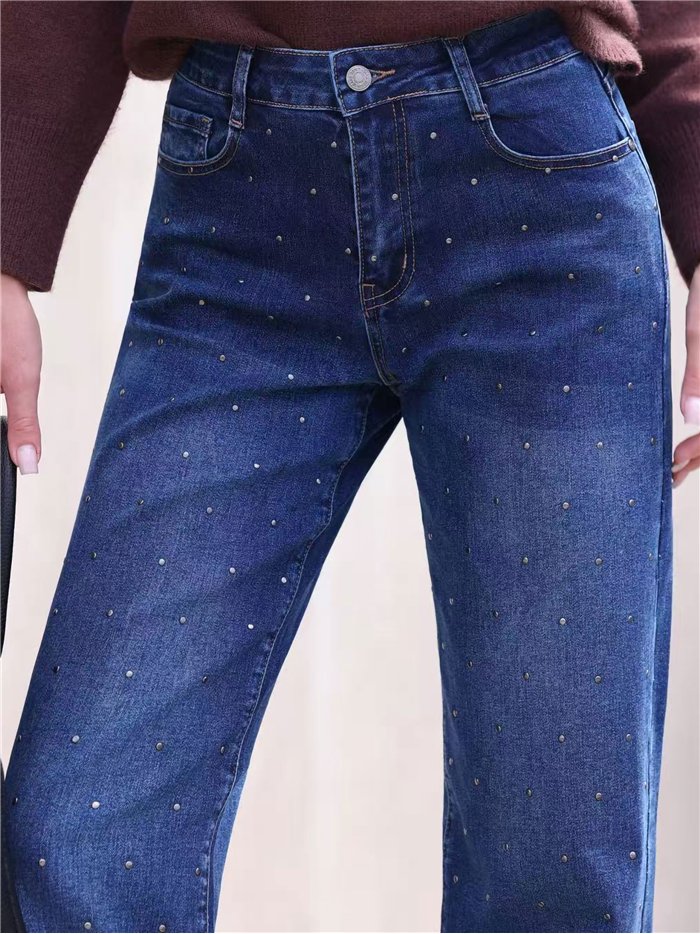 Calça jeans de perna larga com tachas