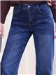 Calça jeans de perna larga com tachas