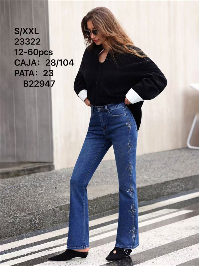 Jeans flare tachas lateral