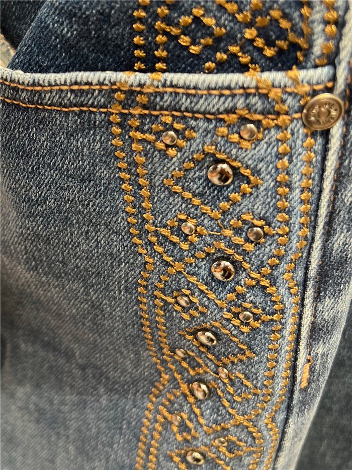 Jeans wide leg banda bordada con tachas