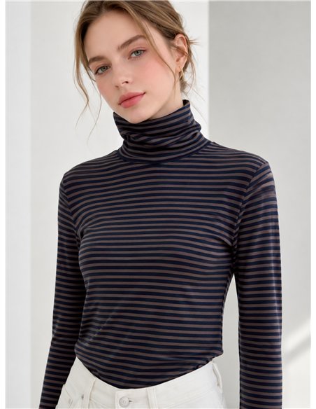 Camiseta rayas finas cuello vuelto
