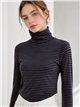 Camiseta rayas finas cuello vuelto