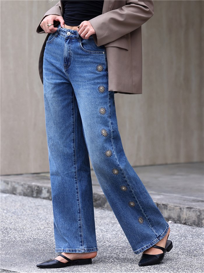 Jeans wide leg bordados de soles con tachas