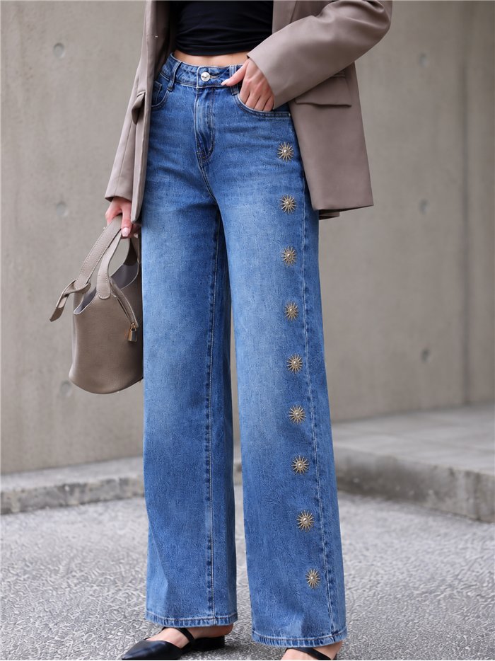 Jeans wide leg bordados de soles con tachas
