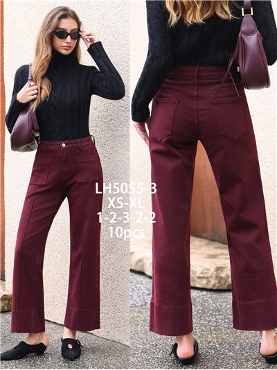 Weit geschnittene Jeans, weinrote aufgesetzte Taschen 2