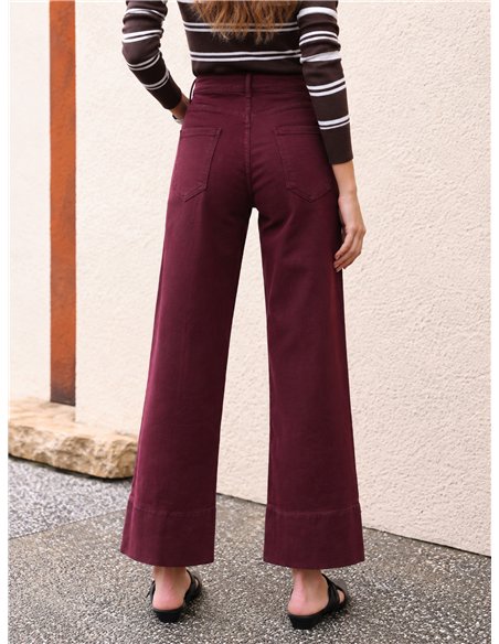 Jeans a gamba larga color vino con tasche applicate