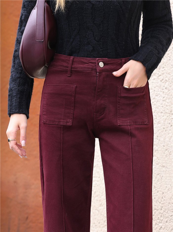 Jeans a gamba larga color vino con tasche applicate