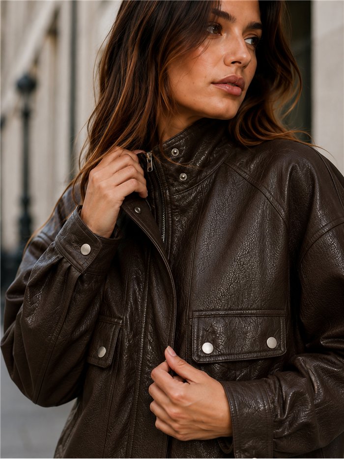 Chaqueta efecto piel bolsillos solapa
