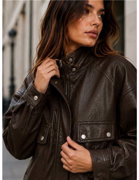 Chaqueta efecto piel bolsillos solapa