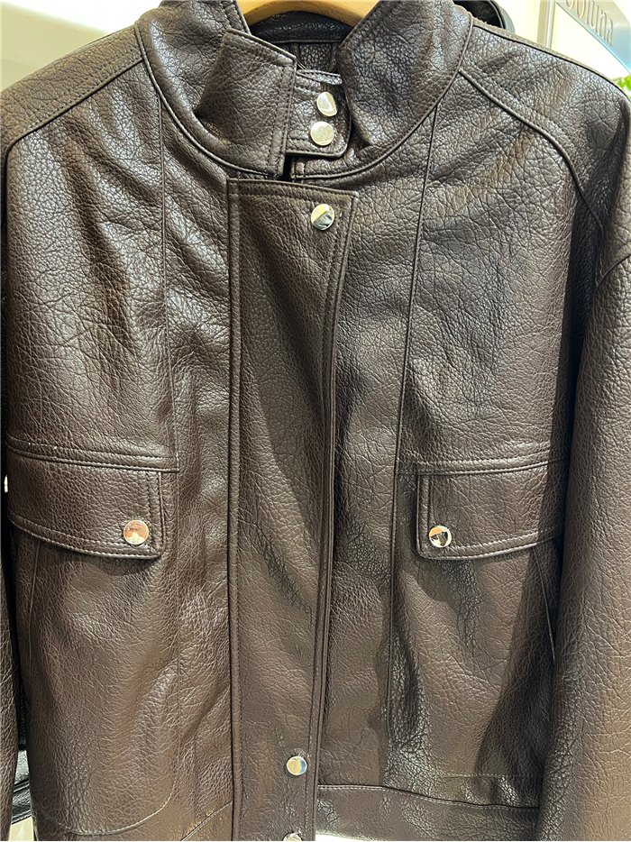 Chaqueta efecto piel bolsillos solapa
