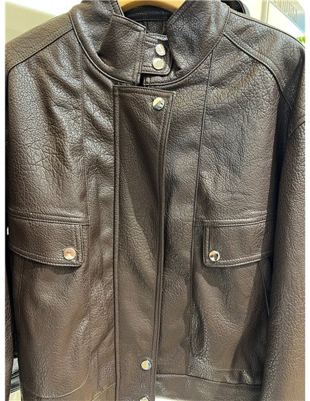 Chaqueta efecto piel bolsillos solapa