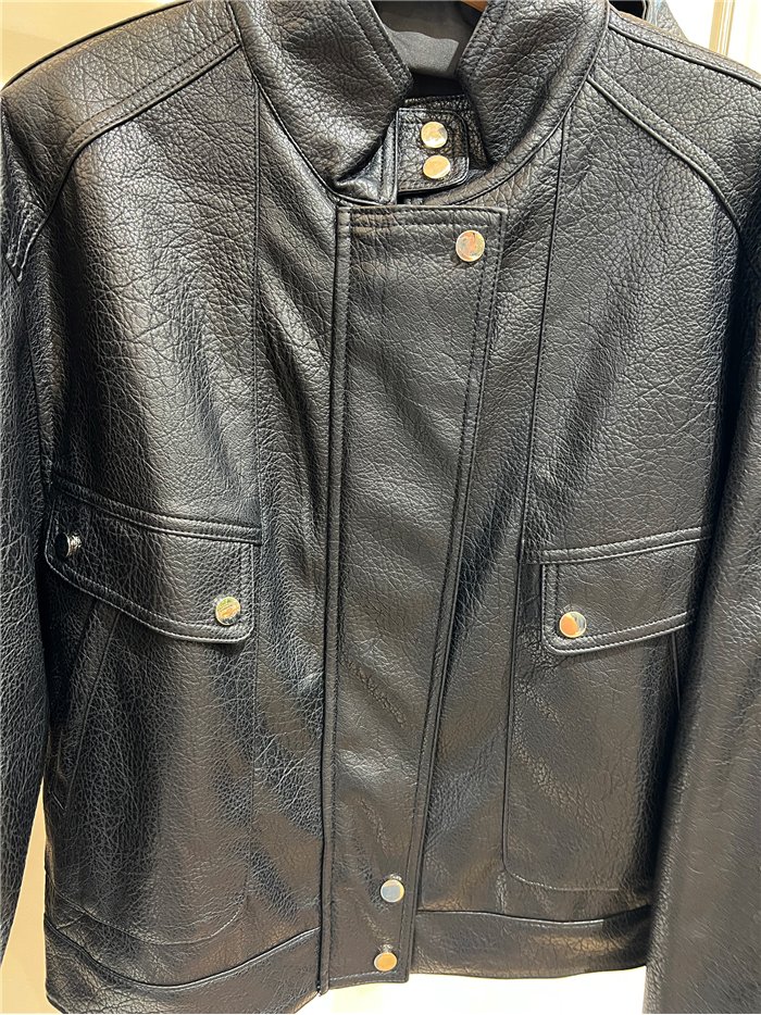 Chaqueta efecto piel bolsillos solapa