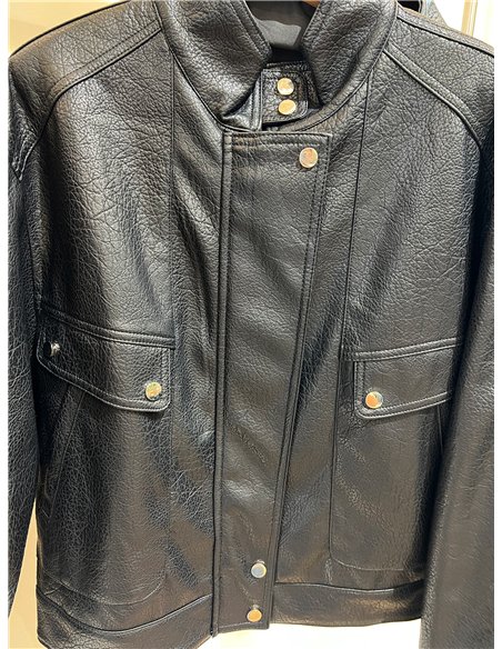 Chaqueta efecto piel bolsillos solapa