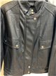 Chaqueta efecto piel bolsillos solapa