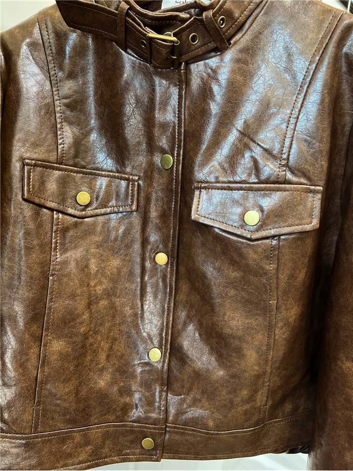 Chaqueta efecto piel hebilla