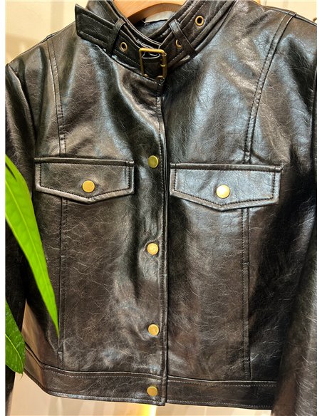 Chaqueta efecto piel hebilla