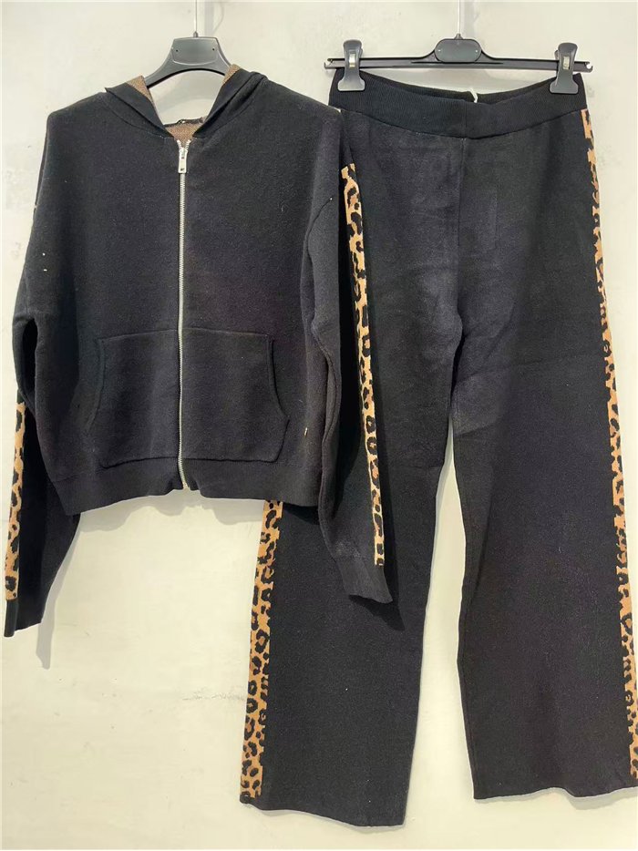 Conjunto chaqueta sudadera capucha leopardo y pantalón
