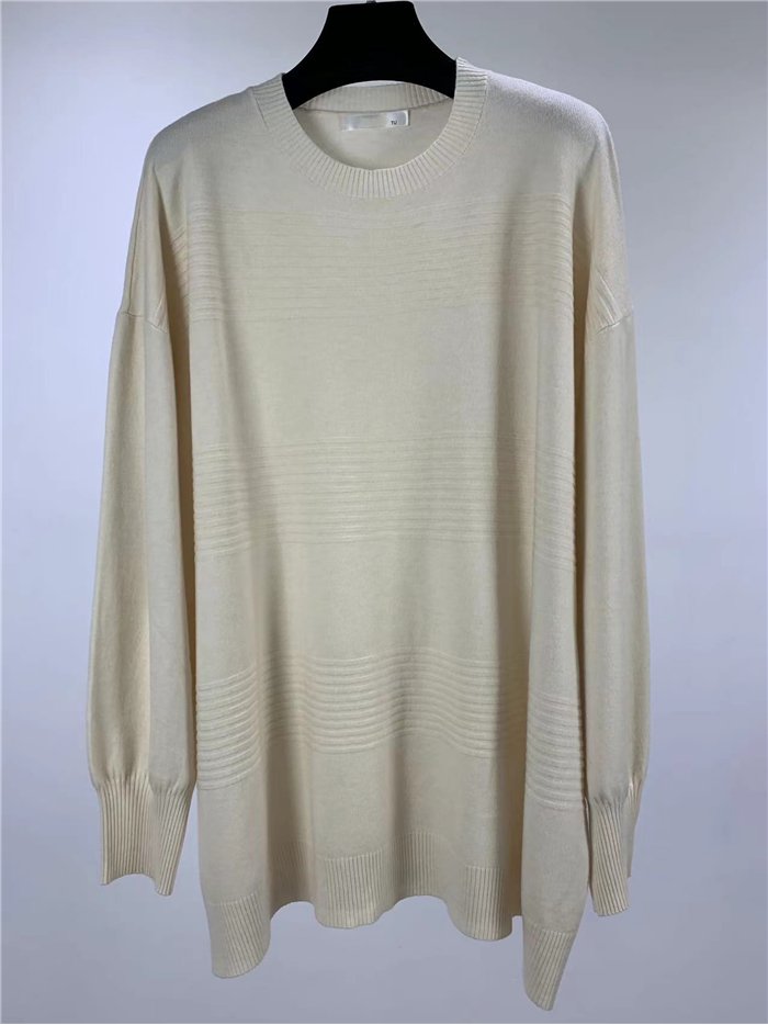 Langer Pullover mit geprägten Streifen
