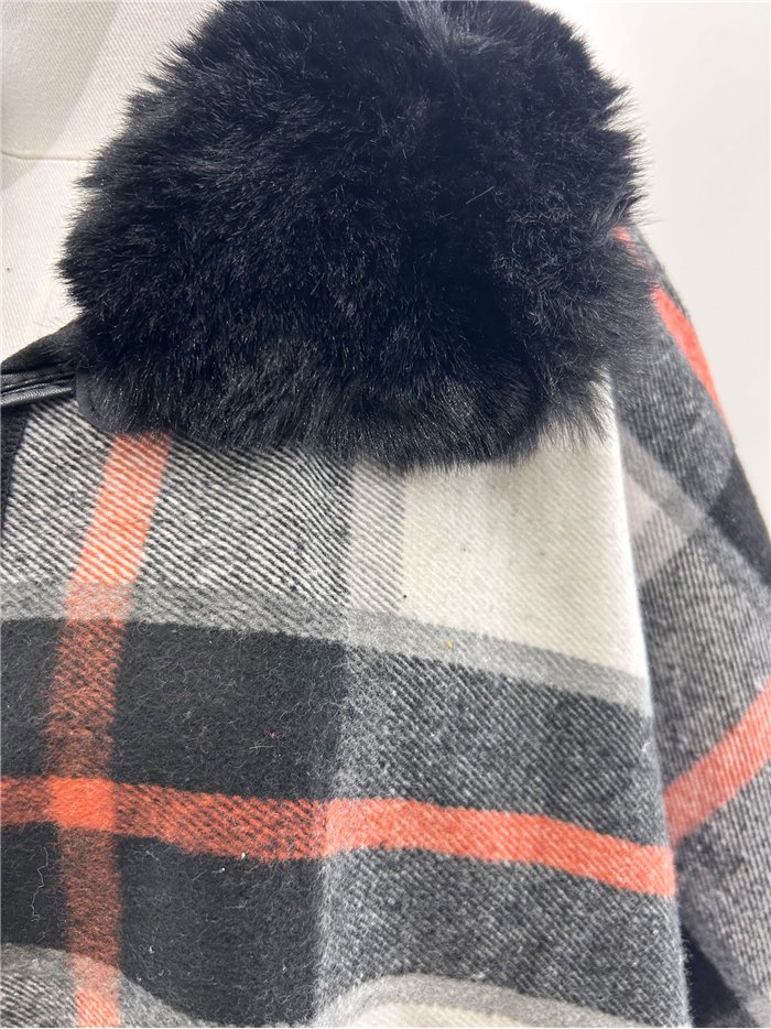 Poncho cuadros cuello pelo