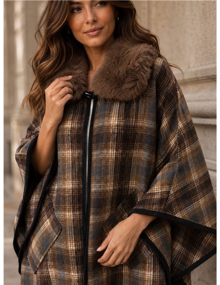 Poncho cuadros cálidos cuello pelo