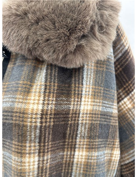 Poncho cuadros cálidos cuello pelo