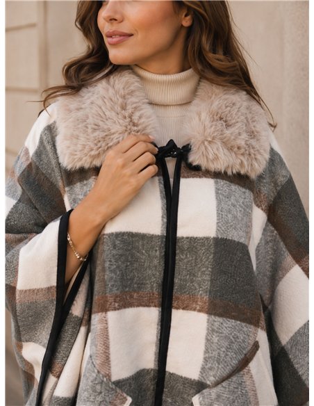 Poncho cuadros neutros cuello pelo