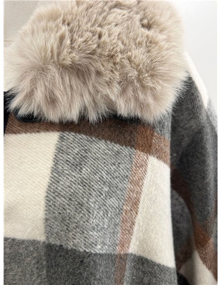Poncho cuadros neutros cuello pelo