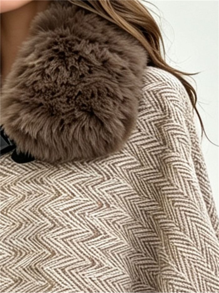 Poncho espiga beige cuello pelo