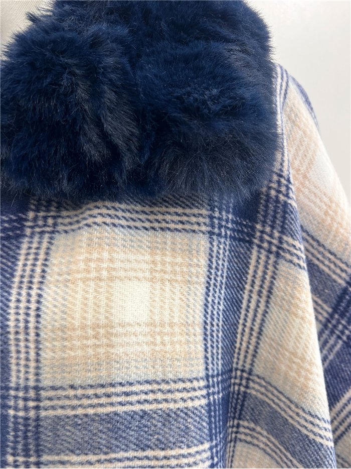 Poncho cuadros azul crema cuello pelo