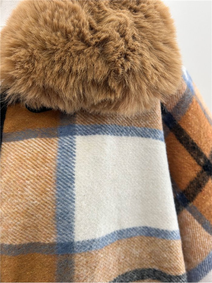 Poncho cuadros camel cuello pelo