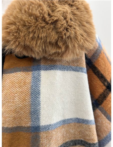 Poncho cuadros camel cuello pelo