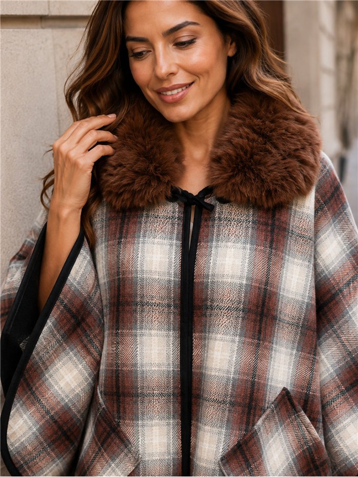 Poncho cuadros granate cuello pelo