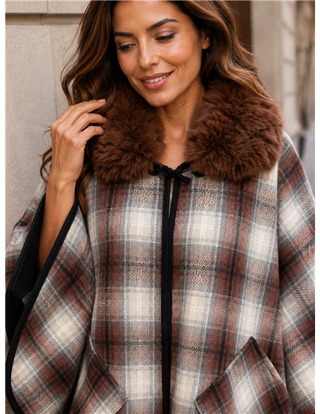 Poncho cuadros granate cuello pelo