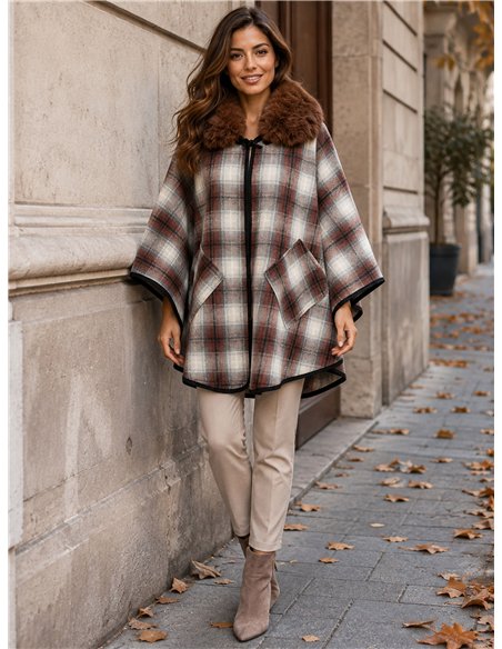 Poncho cuadros granate cuello pelo
