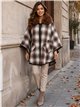 Poncho cuadros granate cuello pelo