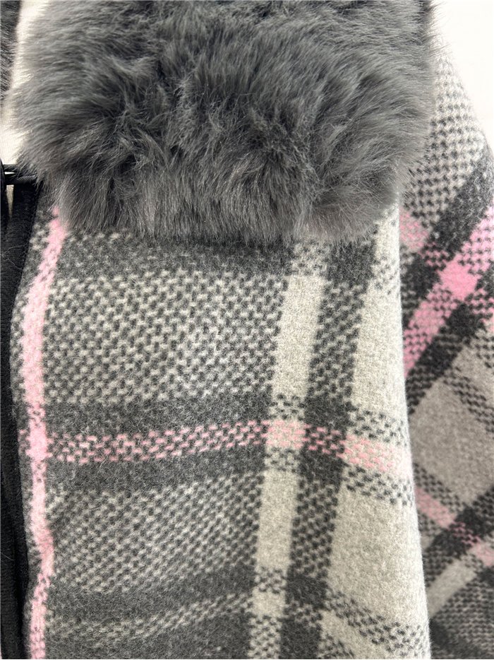 Poncho cuadros gris rosa cuello pelo