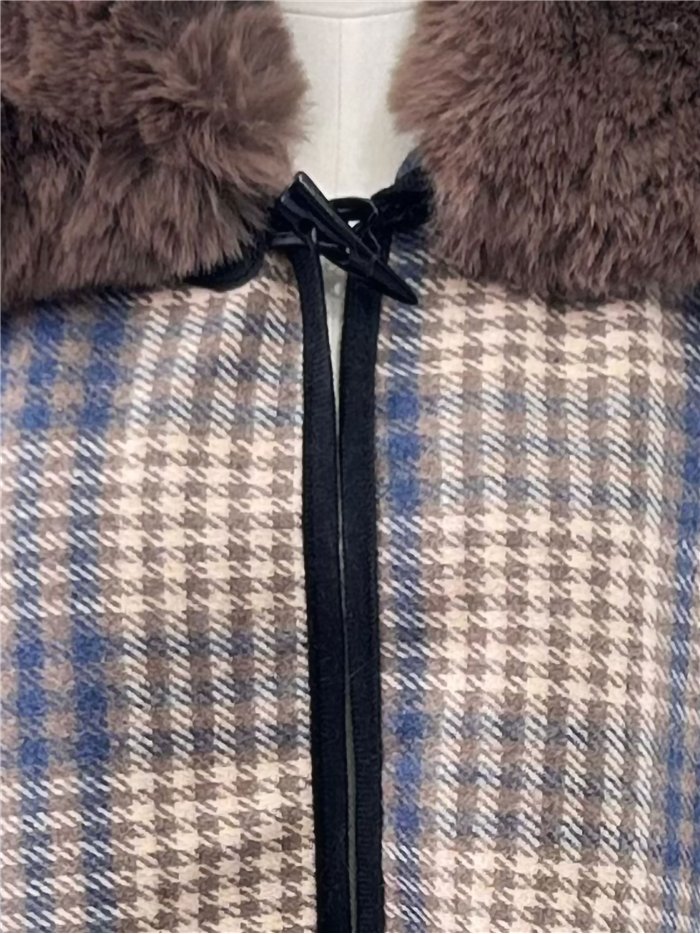 Poncho cuadros beige azul cuello pelo