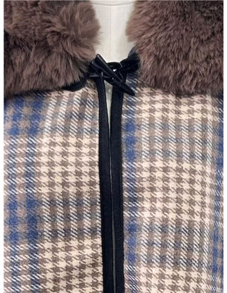 Poncho cuadros beige azul cuello pelo
