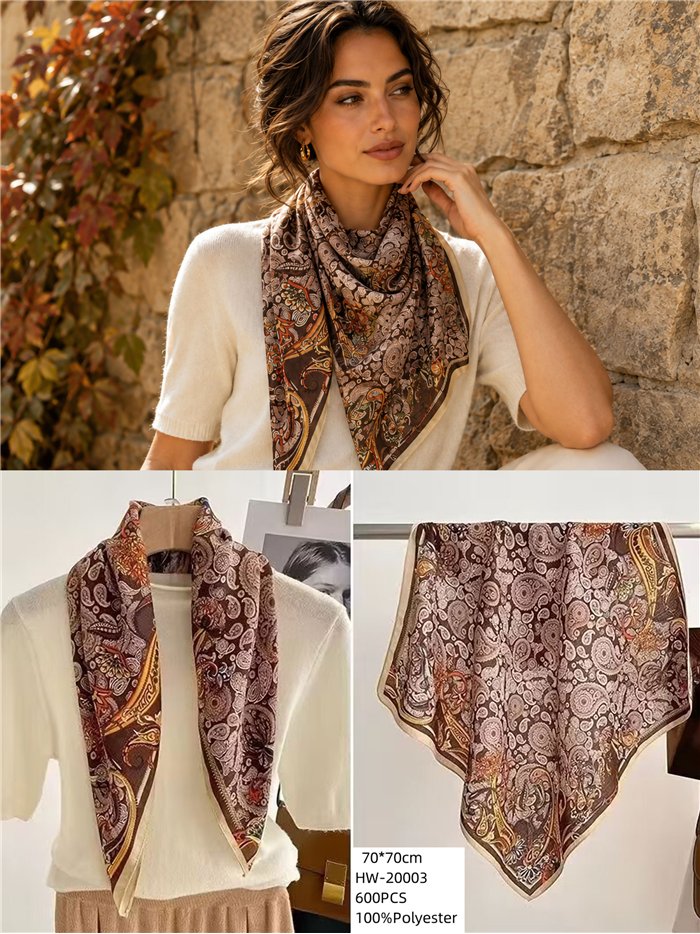 Sciarpa quadrata con motivo floreale paisley