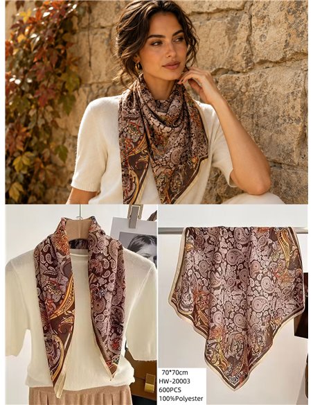 Sciarpa quadrata con motivo floreale paisley