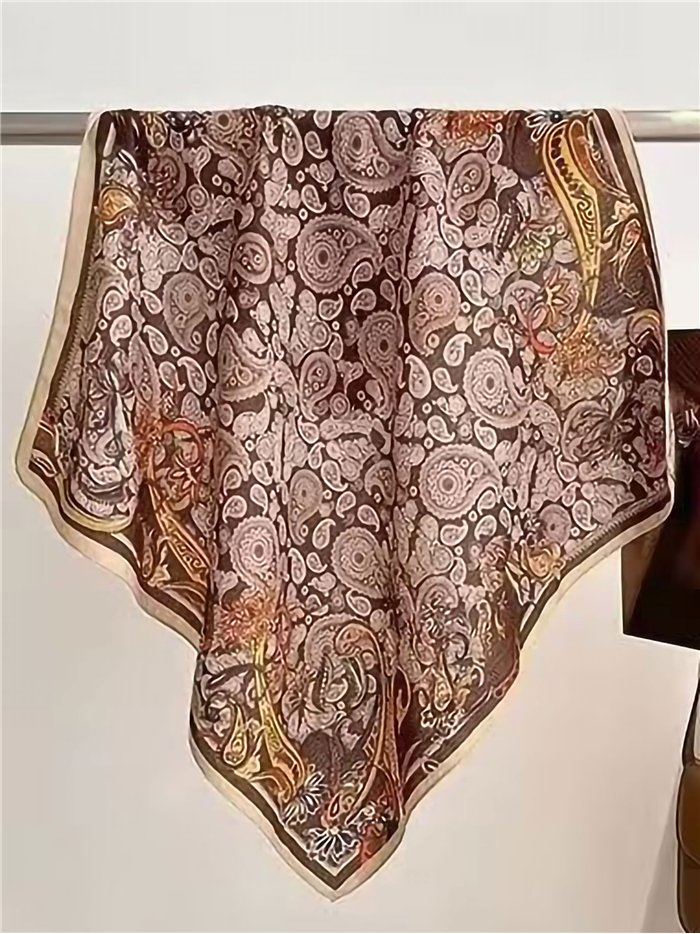 Sciarpa quadrata con motivo floreale paisley